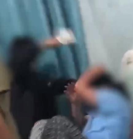 视频中两名女子不断用拖鞋抽打女生脸部,揪其头发,将其脸部和手臂