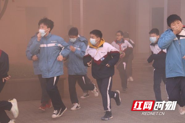 长沙天心区明德启南中学开展防空袭疏散演练活动