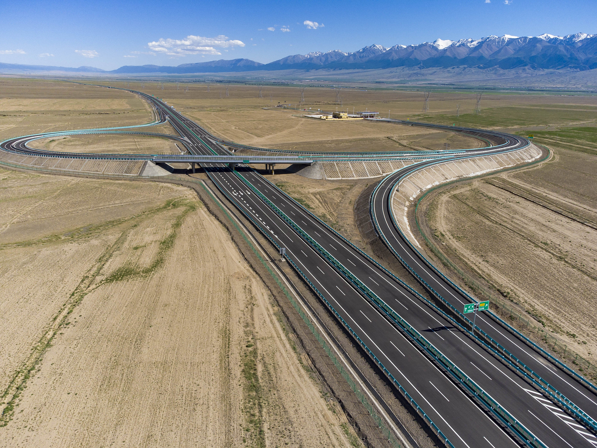 "十四五"期间新疆将投资4000亿元完善公路交通网