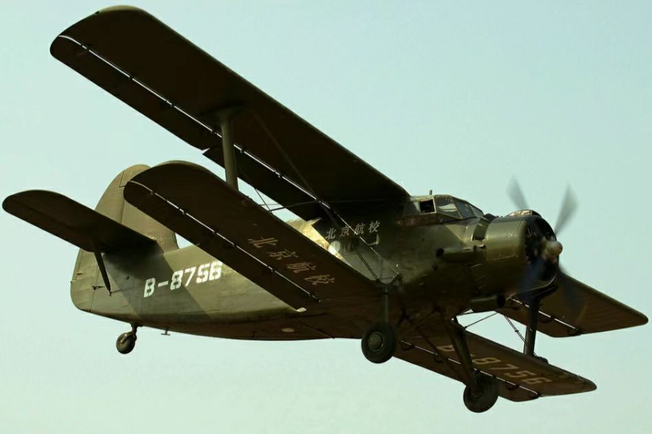 优雅的双翼机新中国第一型运输机运5