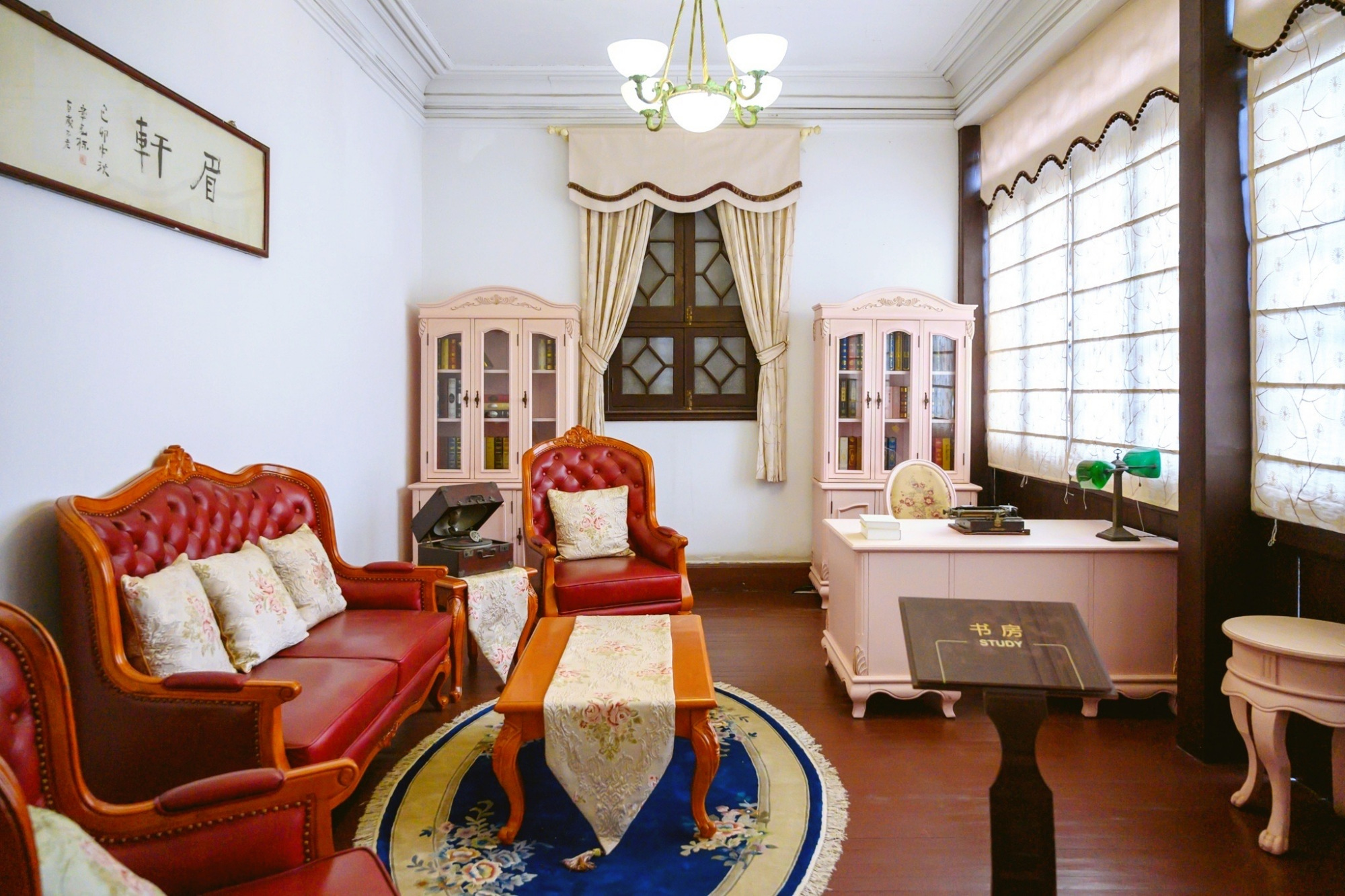 徐志摩故居,建于上世纪20年代,浴缸,唱机及粉色装饰尽显浪漫奢华