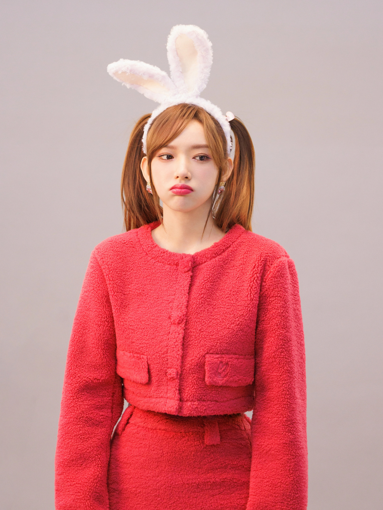 能歌善舞的程潇带来青春美少女系列写真红色套装短裙尽显俏皮可爱