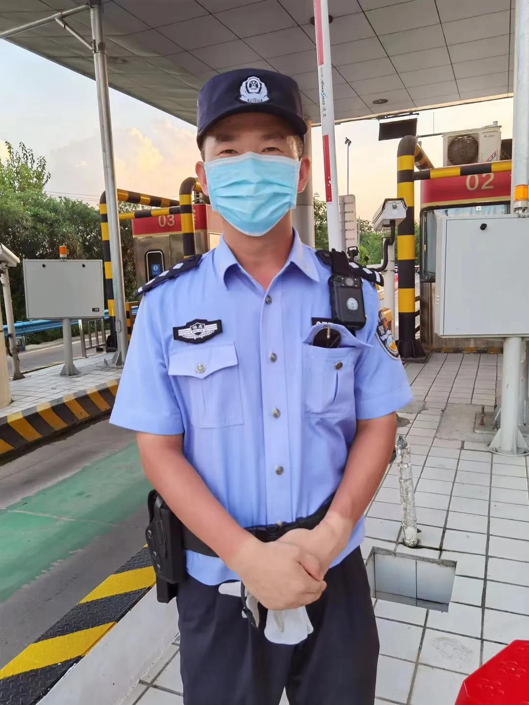 公安民警夏季执勤服图片