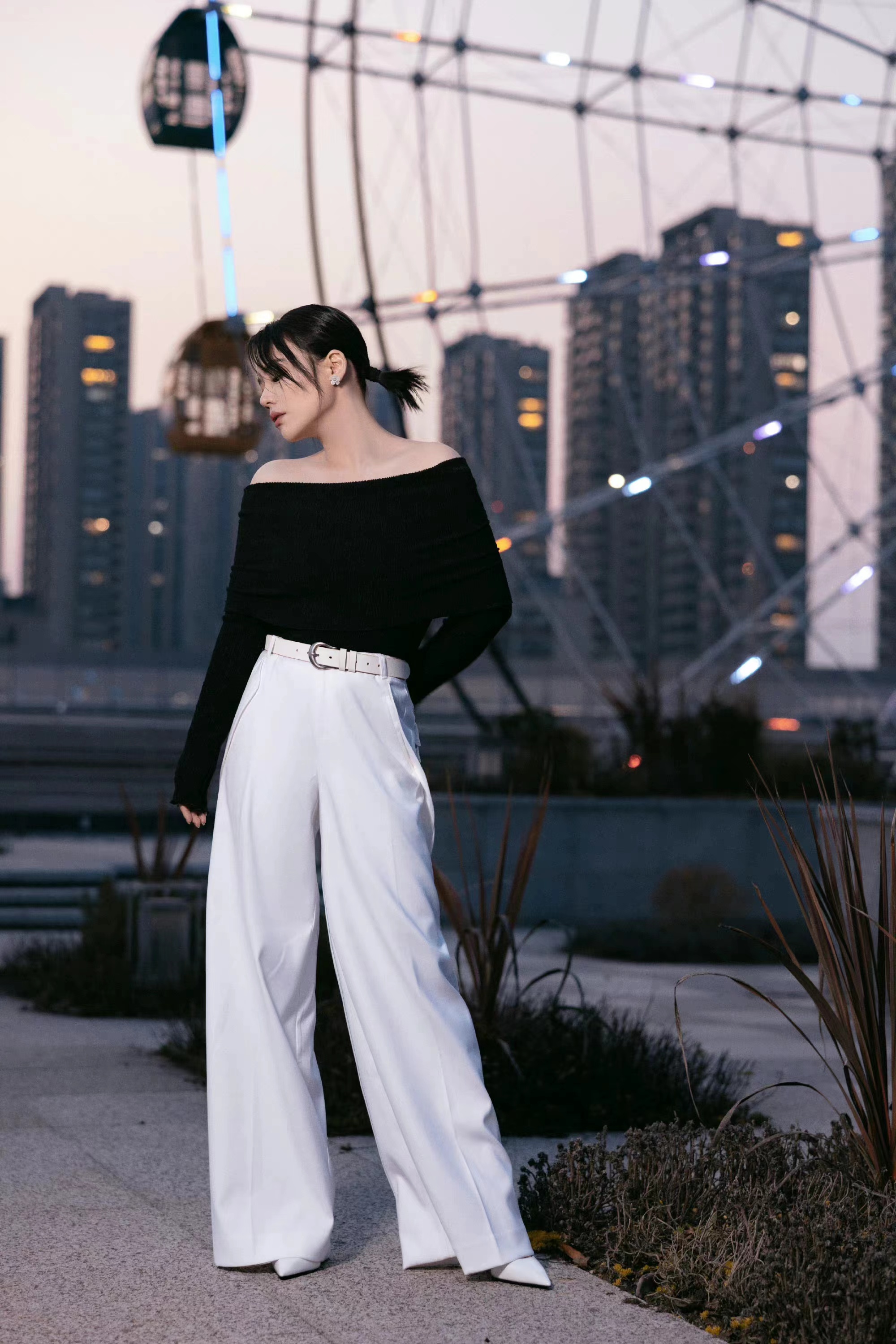 真是低估了马思纯的身高,穿露肩上衣搭阔腿裤,170厘米比例出挑