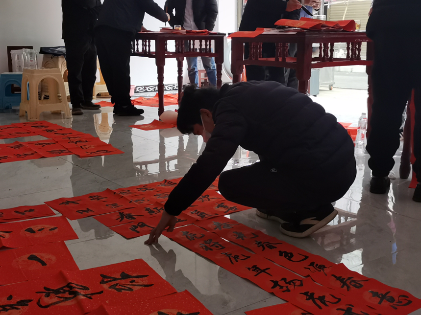 「新春走基层」晴隆县鸡场镇开展"迎新春·送春联"活动