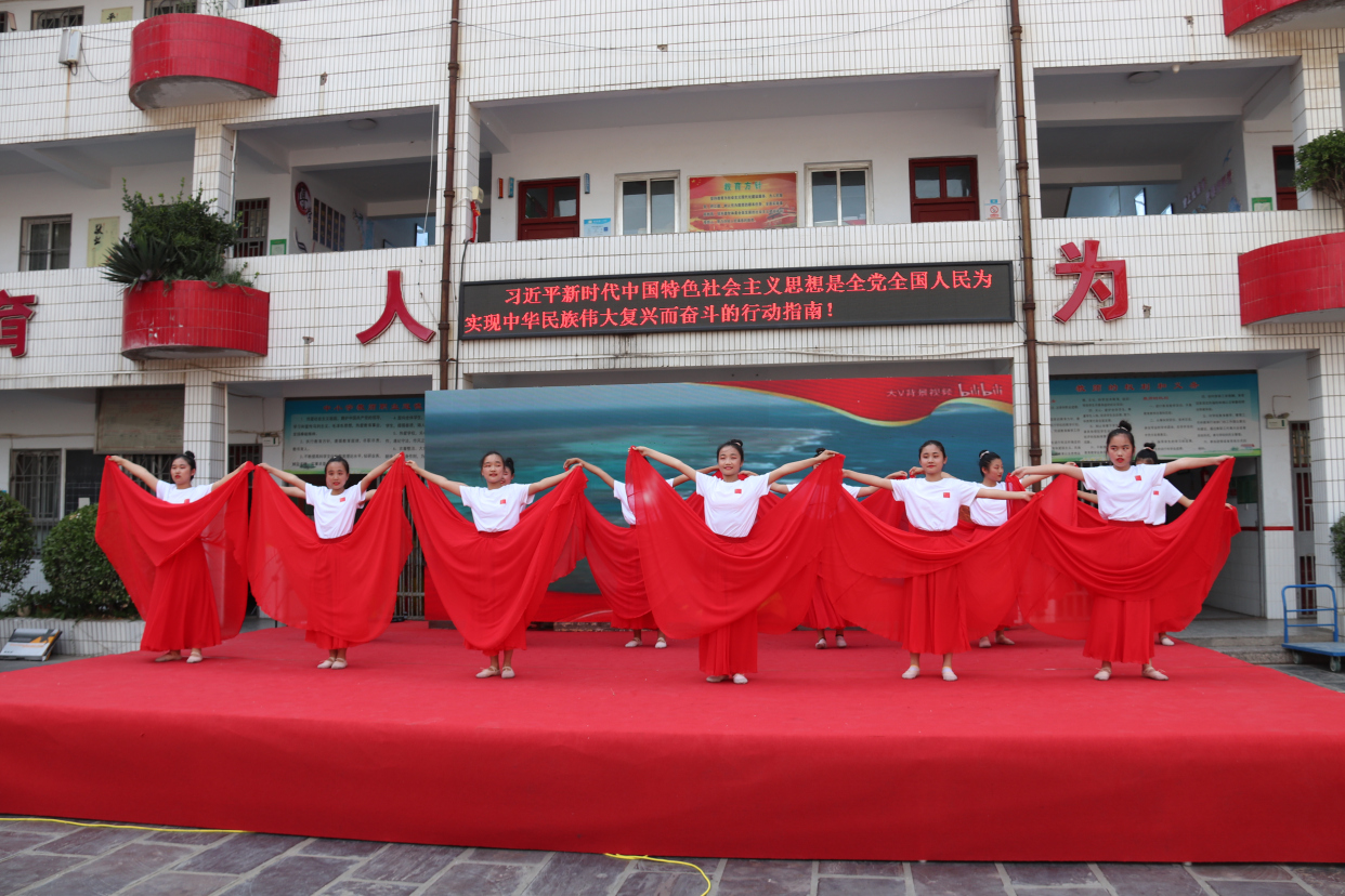 商丘第十三中学举行"青春追梦跟党走 红船扬帆歌百年"文艺汇演