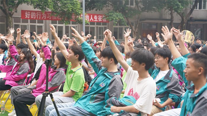 励志演说家程龙来到重庆新华 进行学生习惯养成教育演讲