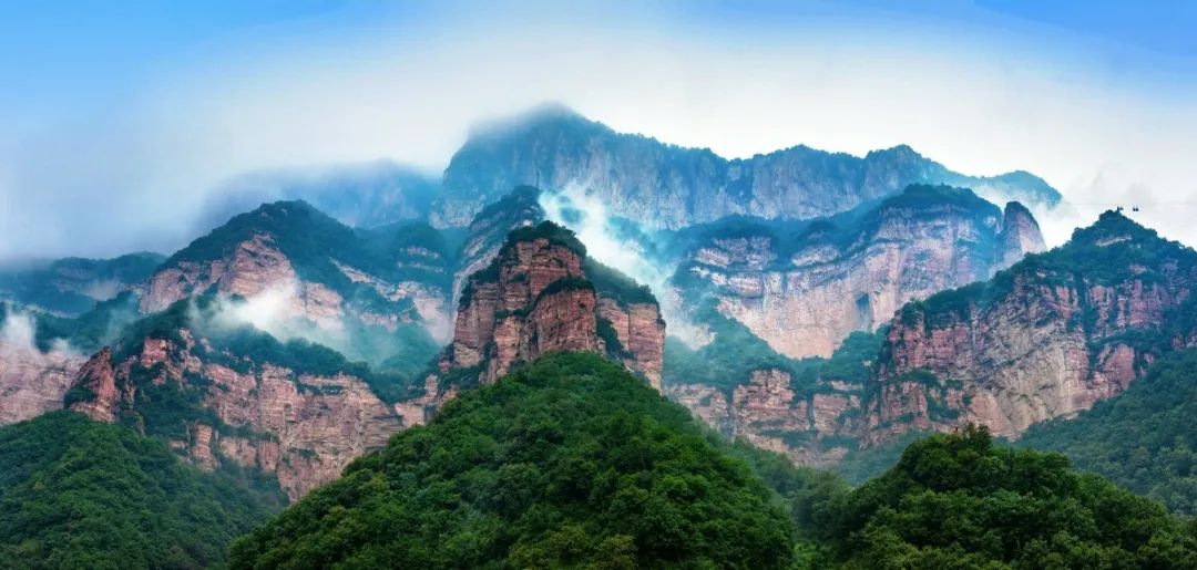 河北省石家庄市赞皇县嶂石岩风景名胜区雨后出现的云海奇观,一座座