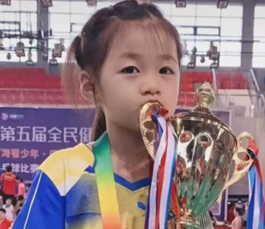 李依依为什么不打乒乓球了?