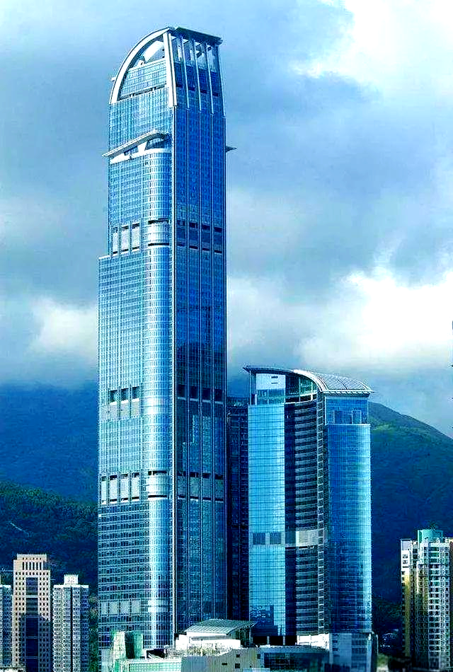 中国香港众多高层建筑,环球贸易广场为第一高楼,高达484米