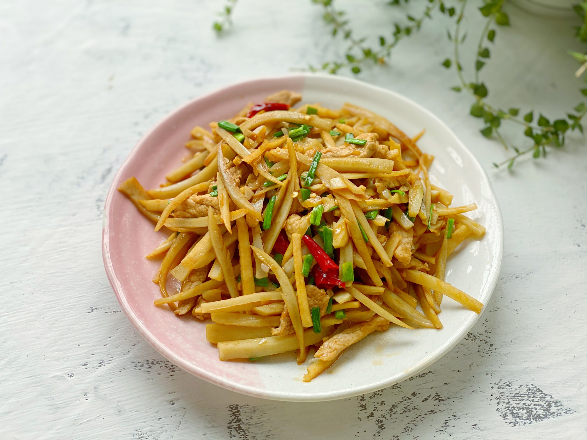 炒藕丝脆嫩不发黑的做法,不加醋不加水,清爽脆嫩美味又下饭