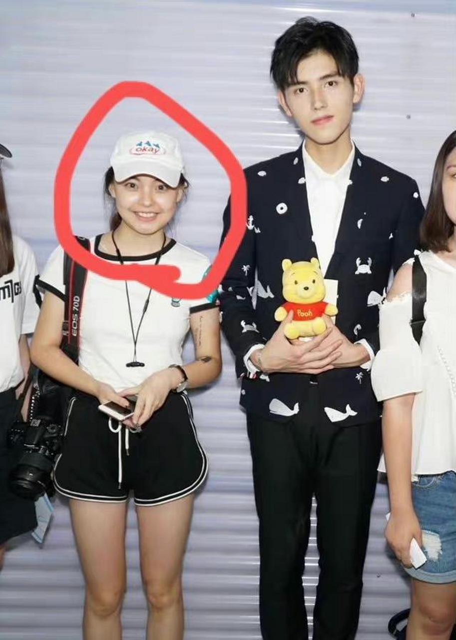 细心网友扒出陈飞宇和女网红合影的照片,你们觉得她漂亮吗?