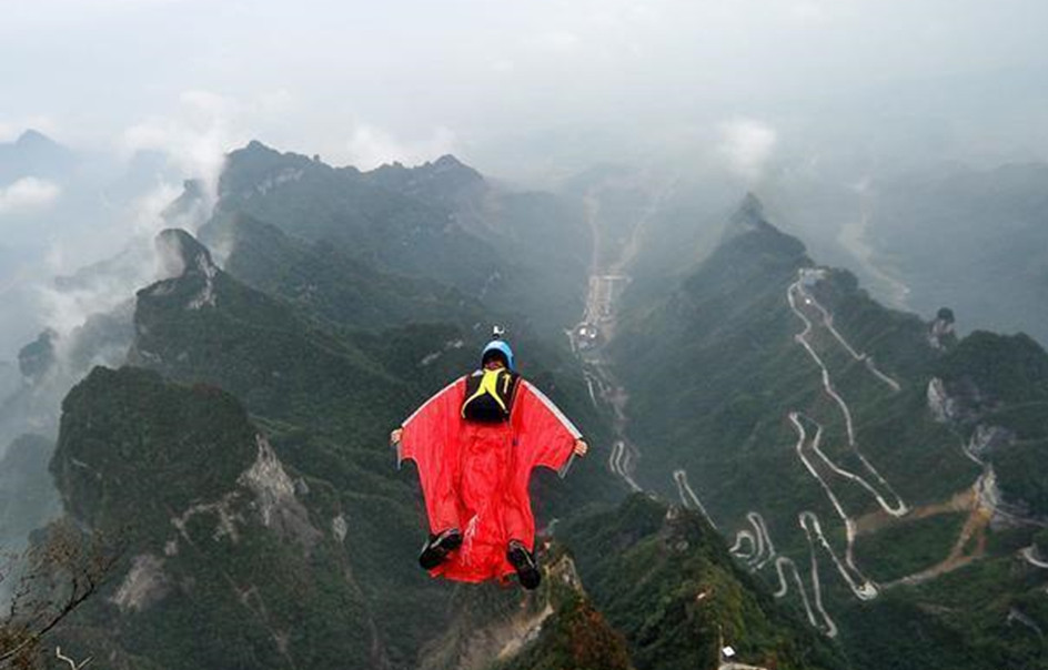 美国翼装飞行第一人:穿越张家界天门洞,是有史来最高难度一次!