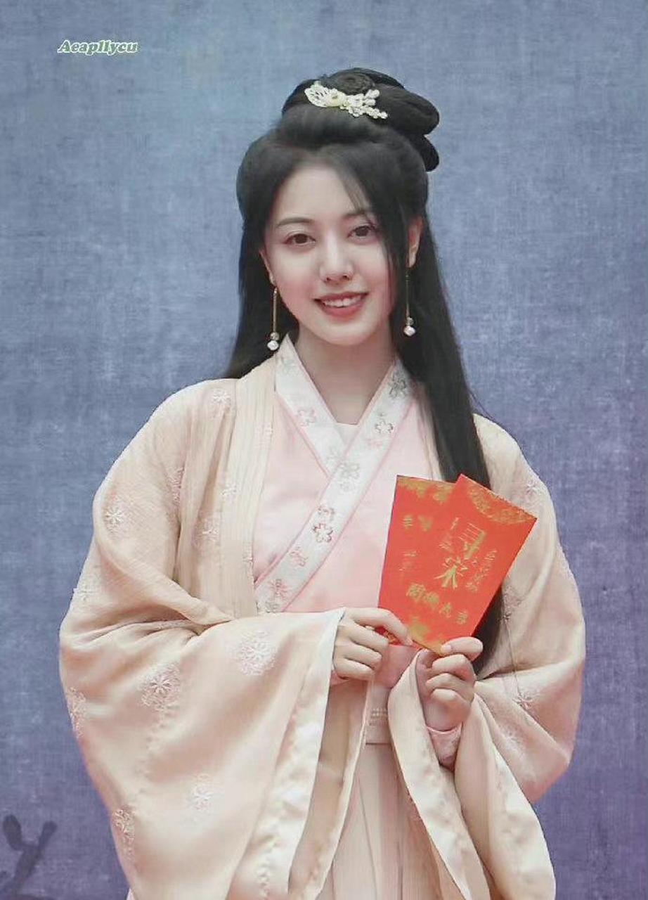 刘人语新剧古装造型开机饭拍路透图释出,果然秀人的终点是演戏吗?