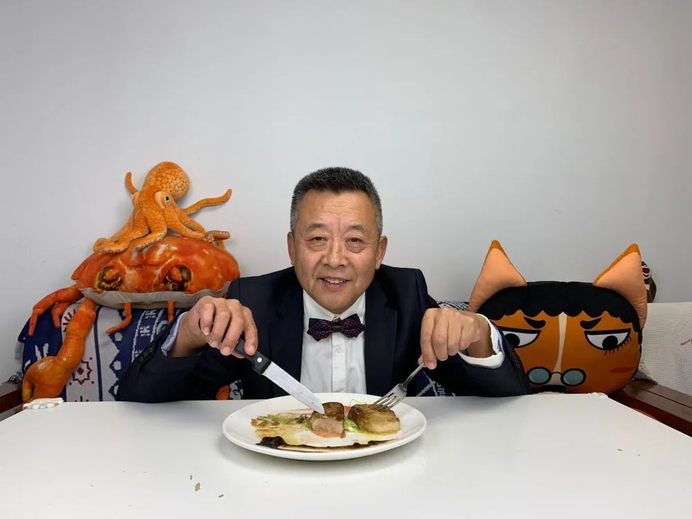 "结巴老爹"当起美食博主,超1000万粉丝追他的"馋人"晚年生活