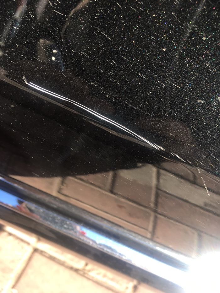 车门给人用钥匙刮花一条痕迹,见底漆了,需要怎么补漆?