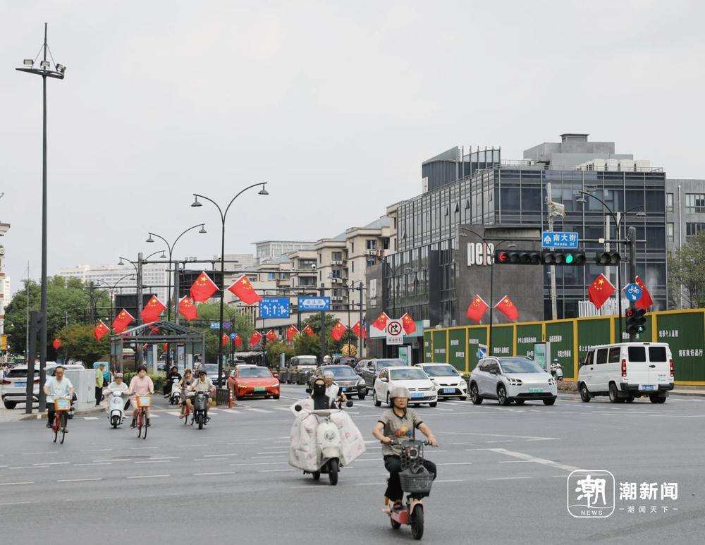 国庆临近 杭州满城"中国红"