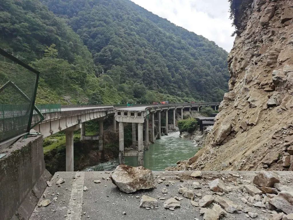 地震桥梁断裂图片图片