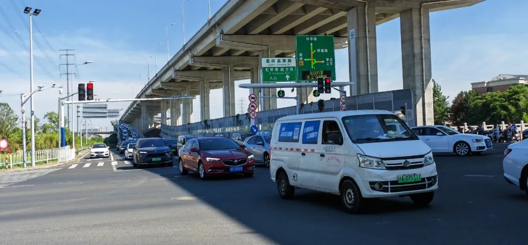 这里正在增设一条潮汐车道,将缓解嘉闵高架银都路匝道拥堵