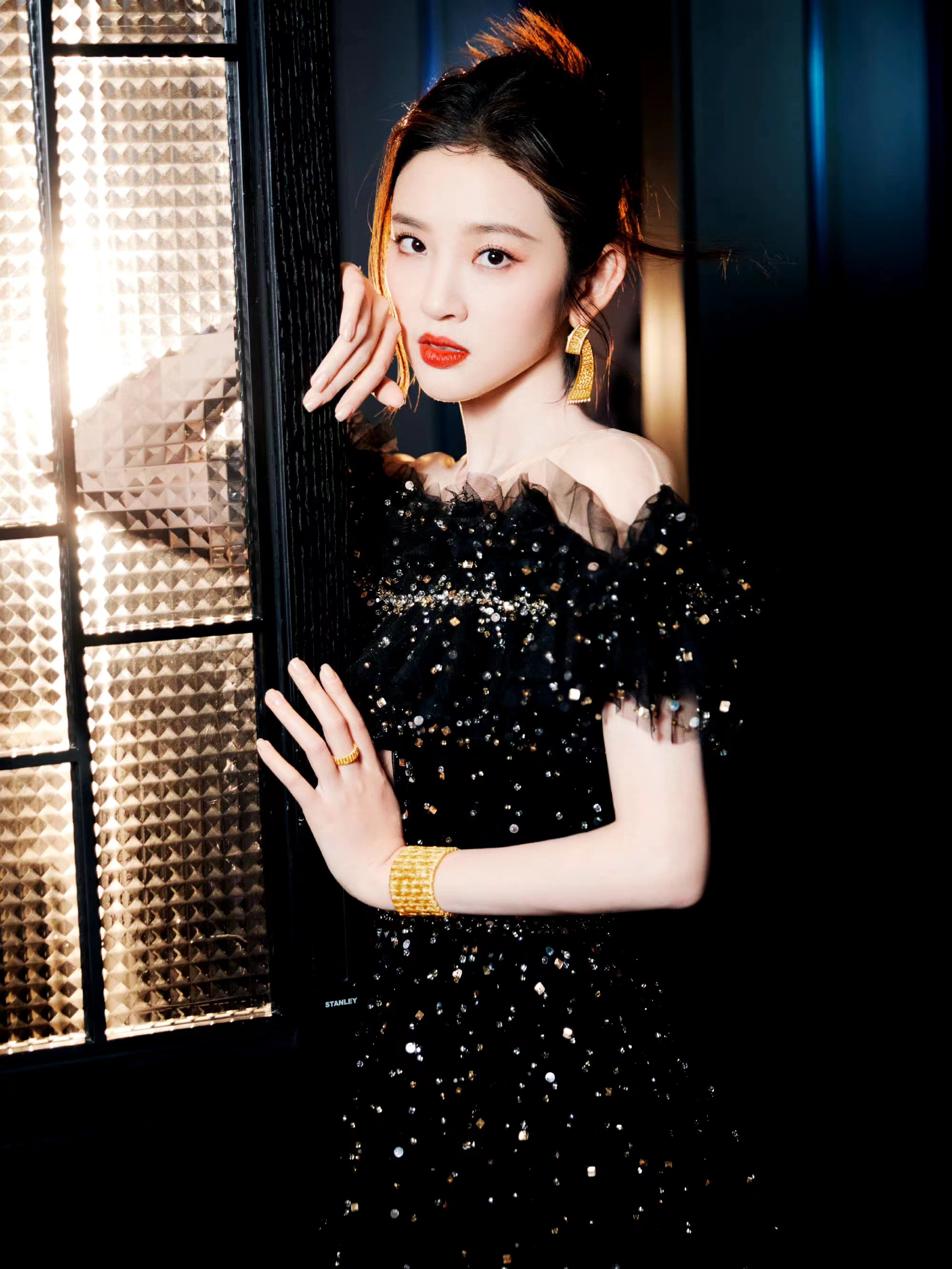 唐艺昕出席活动,穿一条黑色一字肩碎钻长裙,优雅又大方!