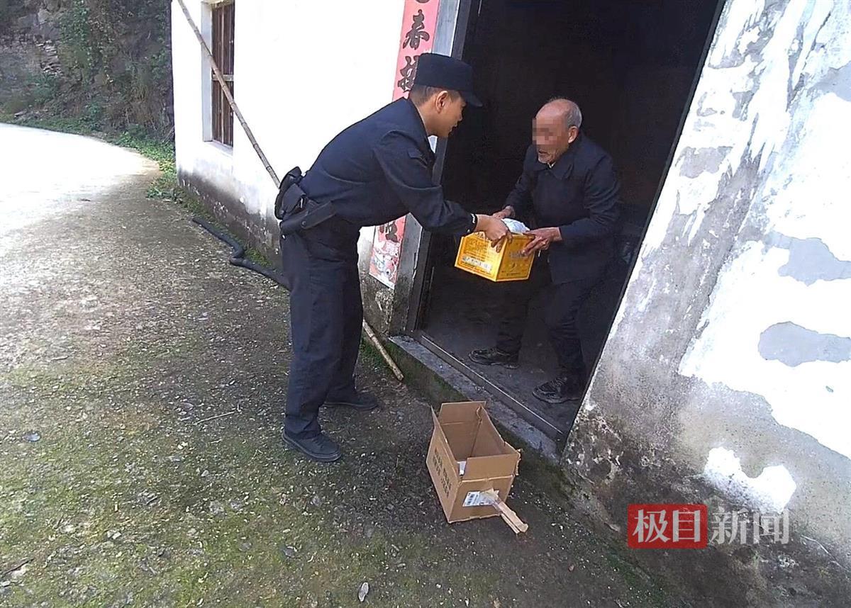 图1：民警为老人送包裹到家（视频截图）.jpg