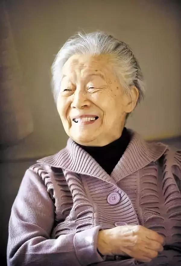 杨绛先生告诫已婚女性:无论婚姻幸与不幸,下半生拼的不是老公和孩子