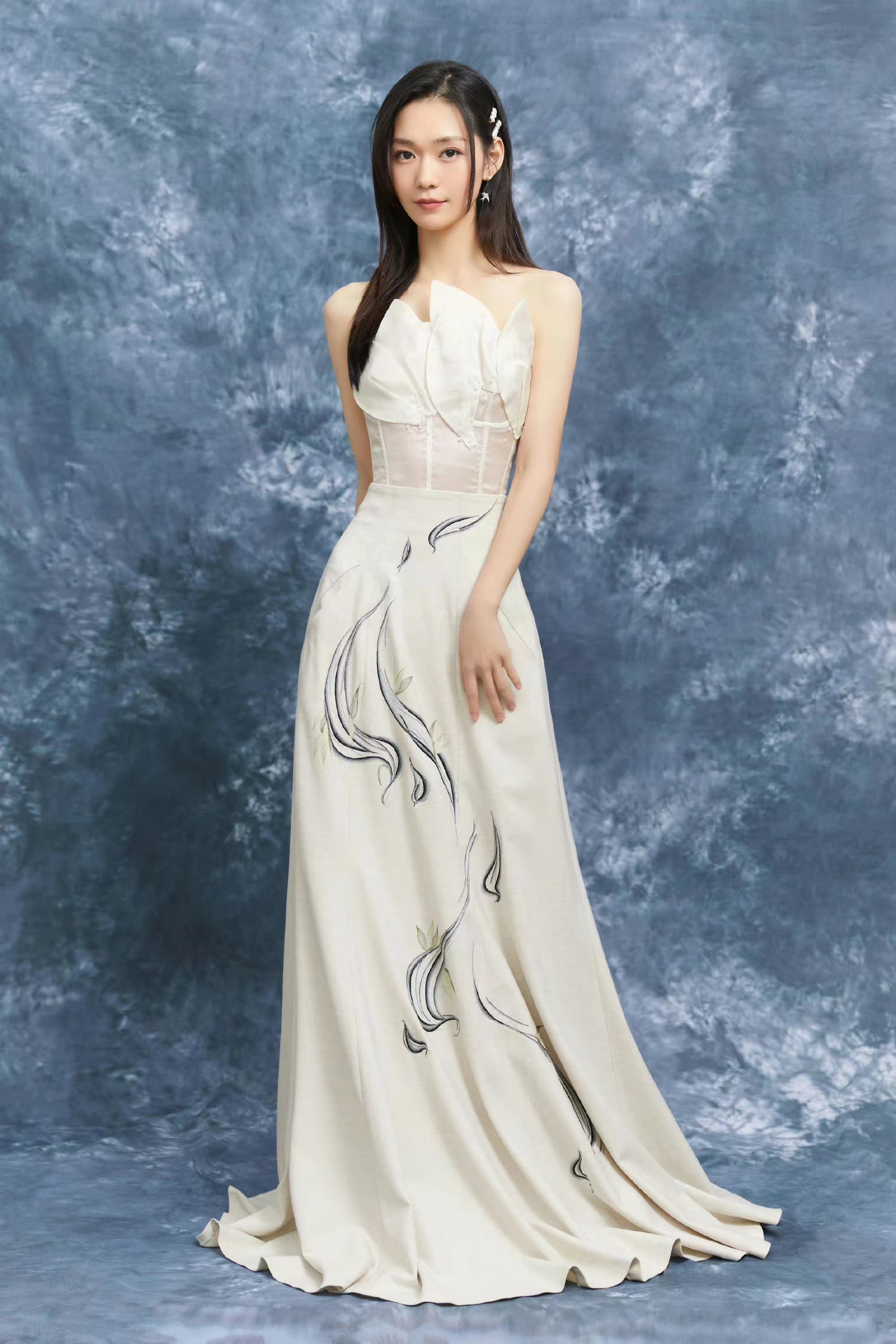 段奥娟瘦了好多,一袭白色缎面长裙亮相元宵晚会,温柔又恬静!