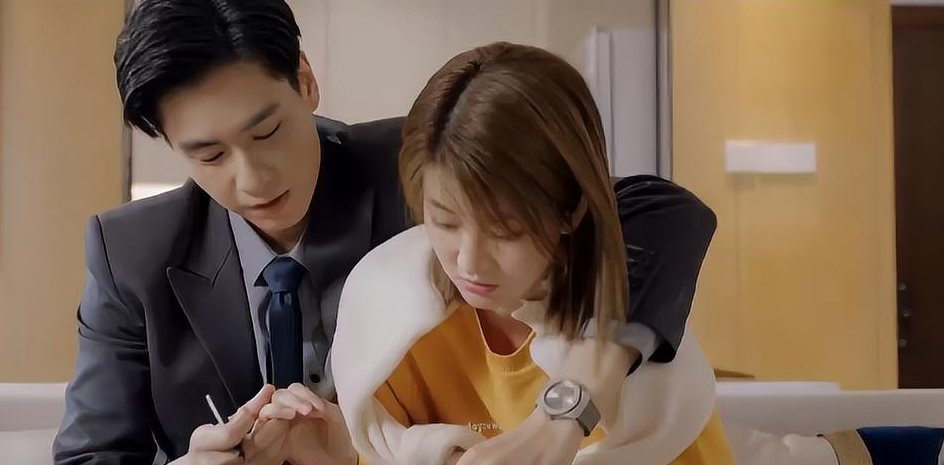 《小风暴》今日收官,乔欣胡一天合照,谁注意乔欣脚下有东西!