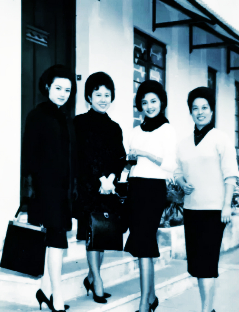 70年代香港著名女演员夏梦与其他三位女演员的合影.