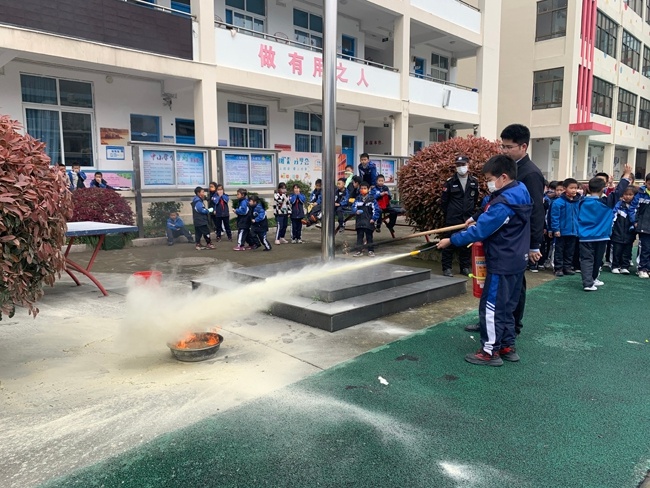 西湾小学开展"消防安全疏散"演练活动