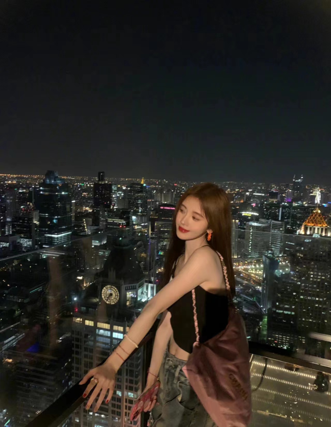 鞠婧祎天台夜色大片,吊带衫搭阔腿裤,又美又飒氛围感十足