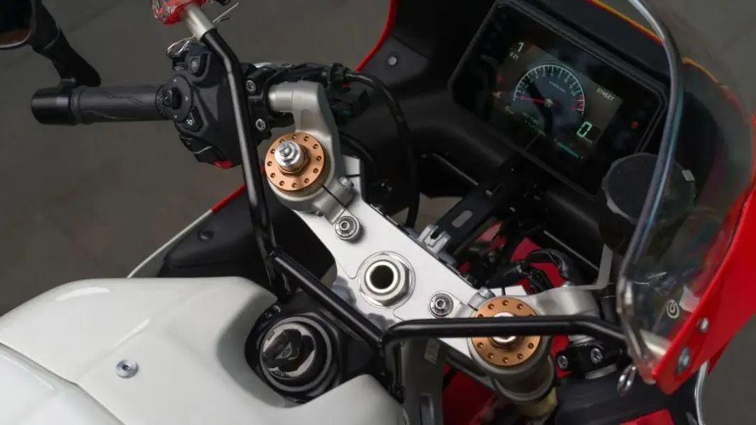 雅马哈三缸复古跑车xsr900gp上市经典gp车型致敬