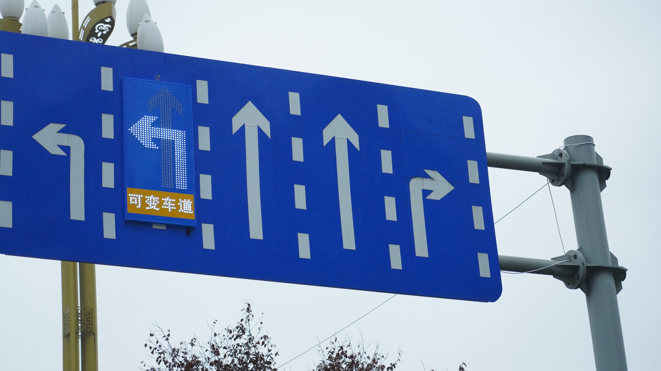 顺庆首条可变车道投入使用