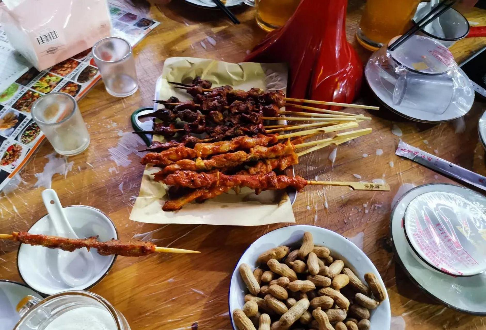 對面一女的也賣炒飯,賣18元一份,多加一個雞蛋和一根火腿腸.