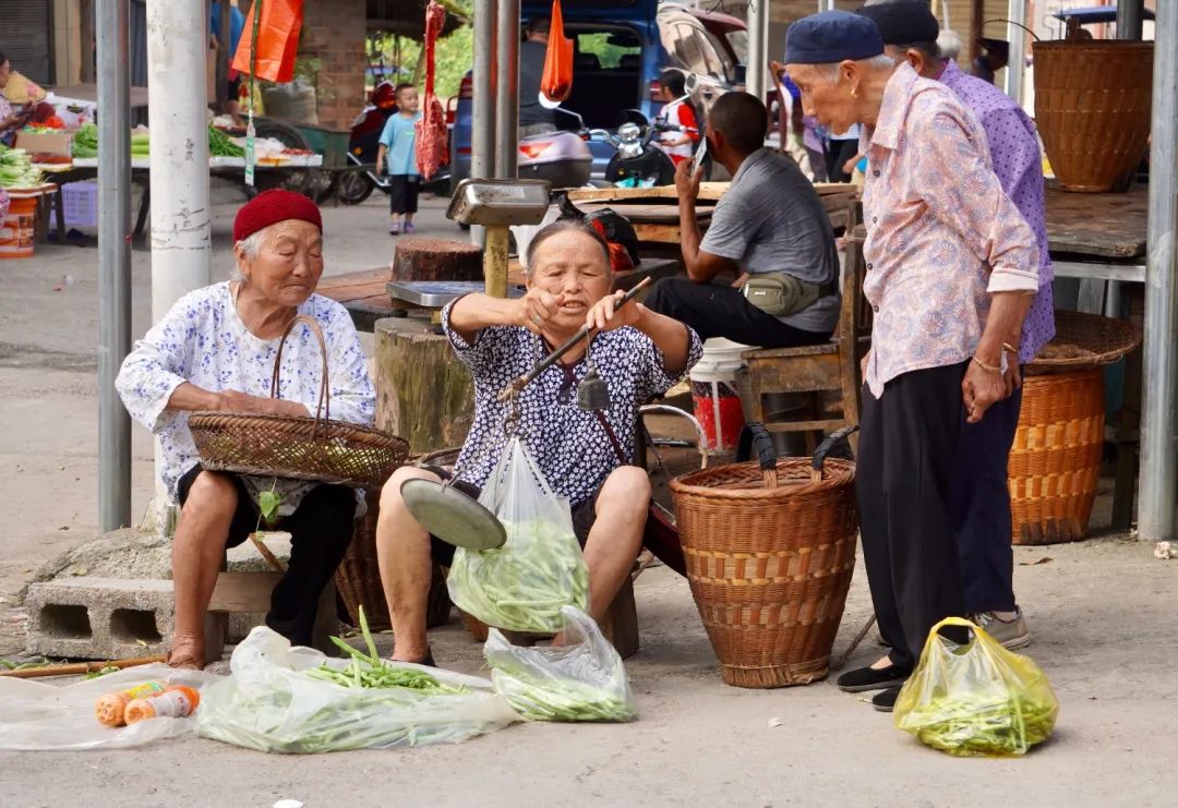 農村每逢趕集人聲鼎沸的真實原因竟然是