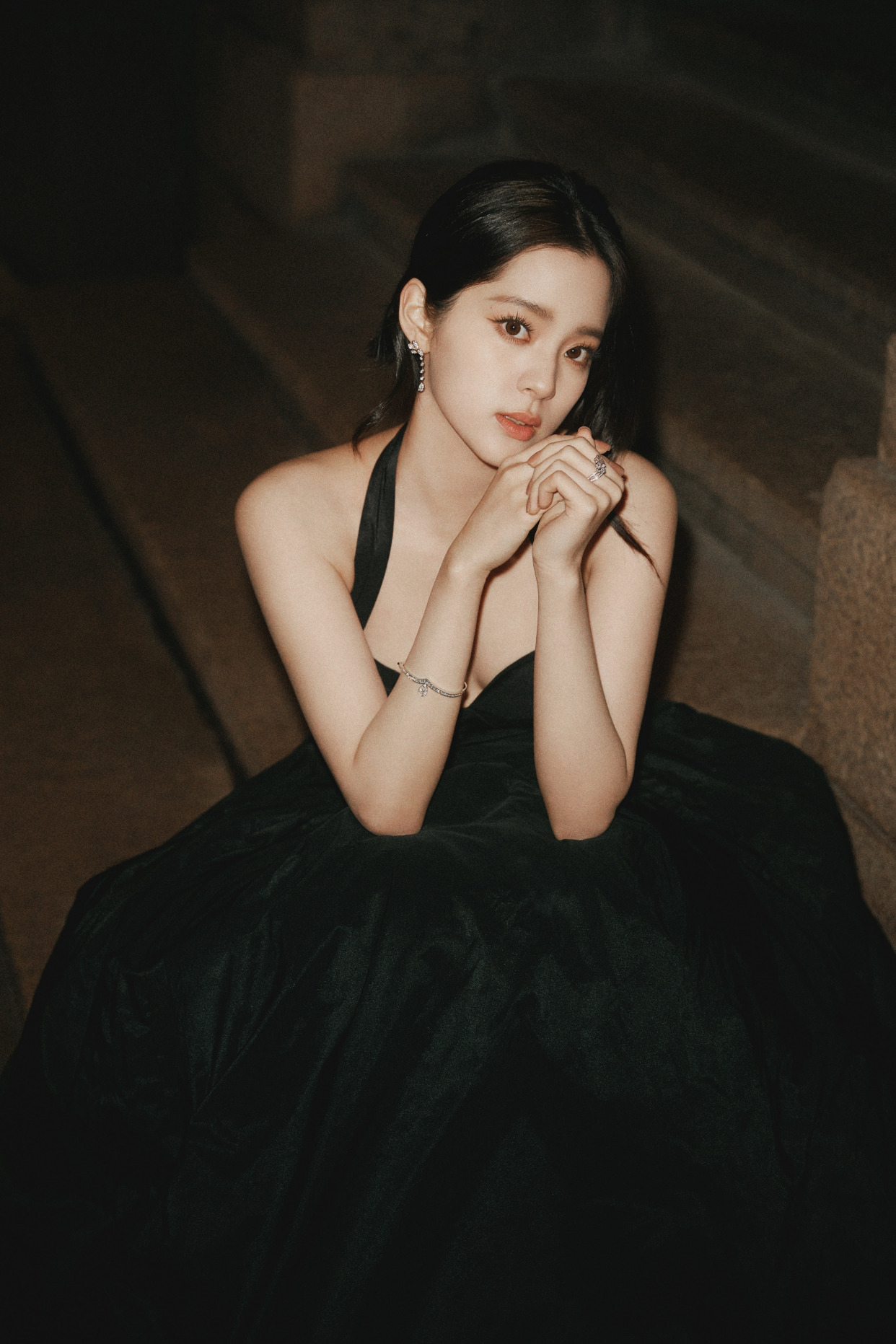 欧阳娜娜穿上这件黑色裸背礼服裙真的是太炸了 性感迷人 惊艳全场