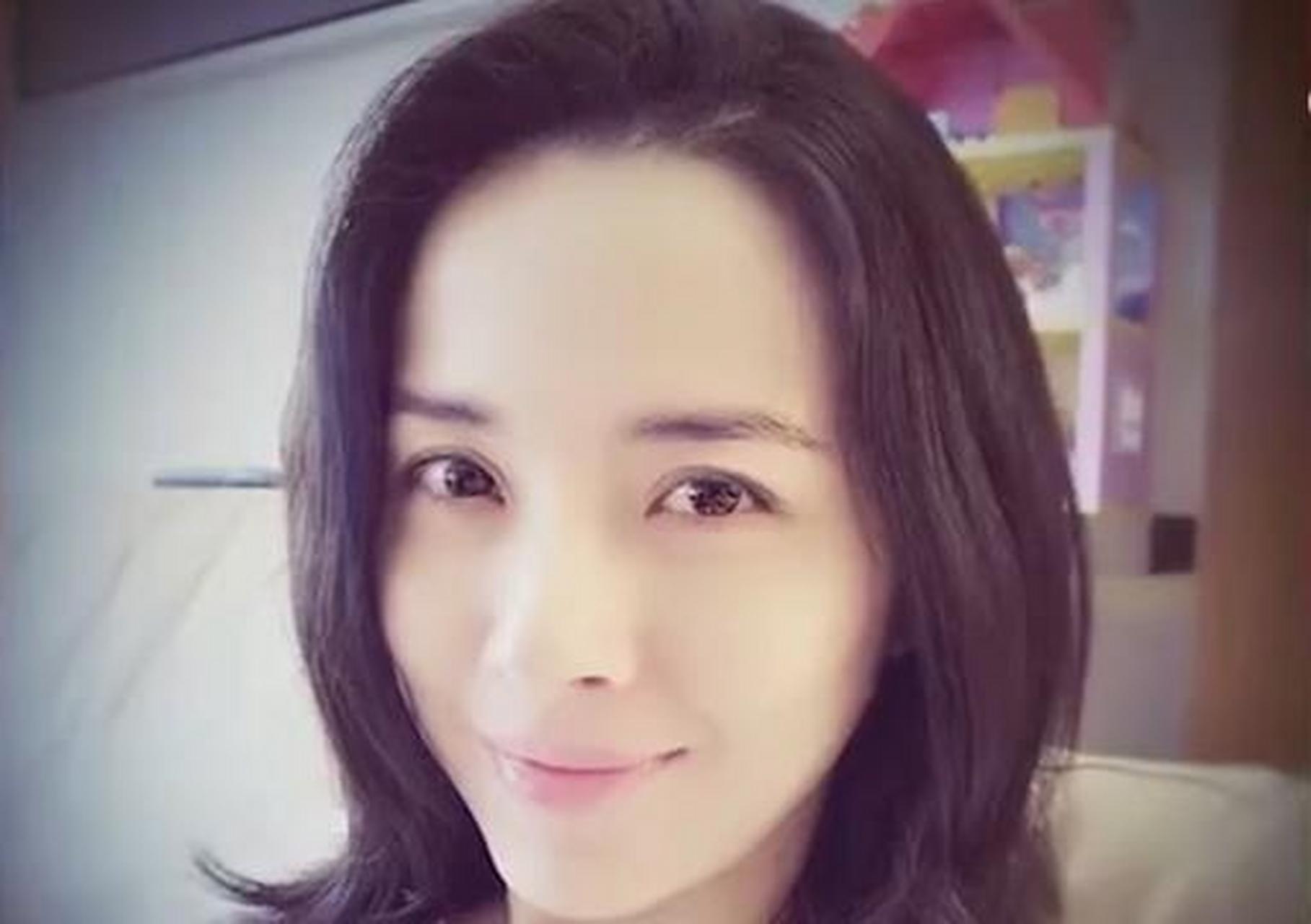 当年,30岁的靳东爱上了39岁的江珊,江珊半推半就地说:"我结过婚,生过