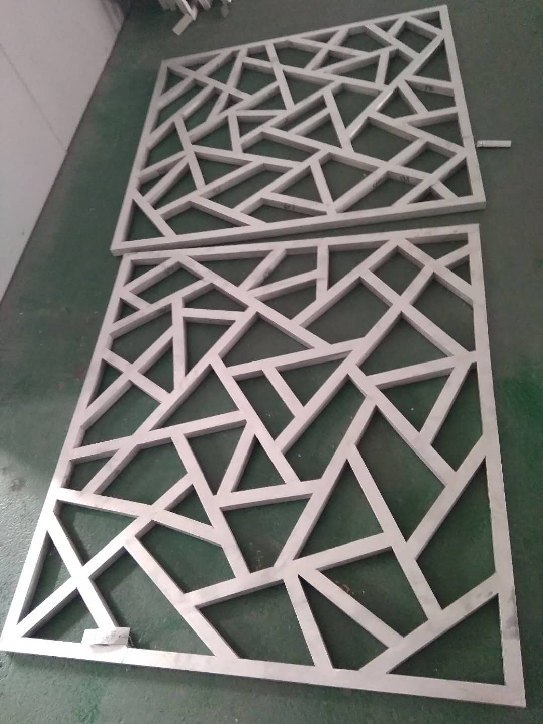 方管焊接铝花格 工字铝花格效果图
