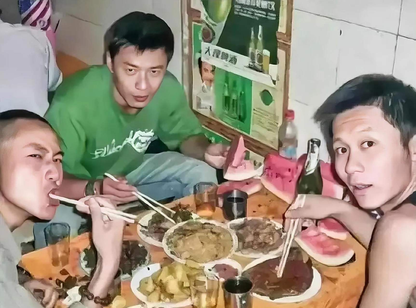 早年间,李晨和段奕宏一块儿聚餐时的场景,虽然没有山珍海味,但是看着