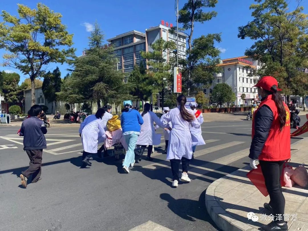 会泽县妇幼保健院医护人员抢救途中分娩产妇