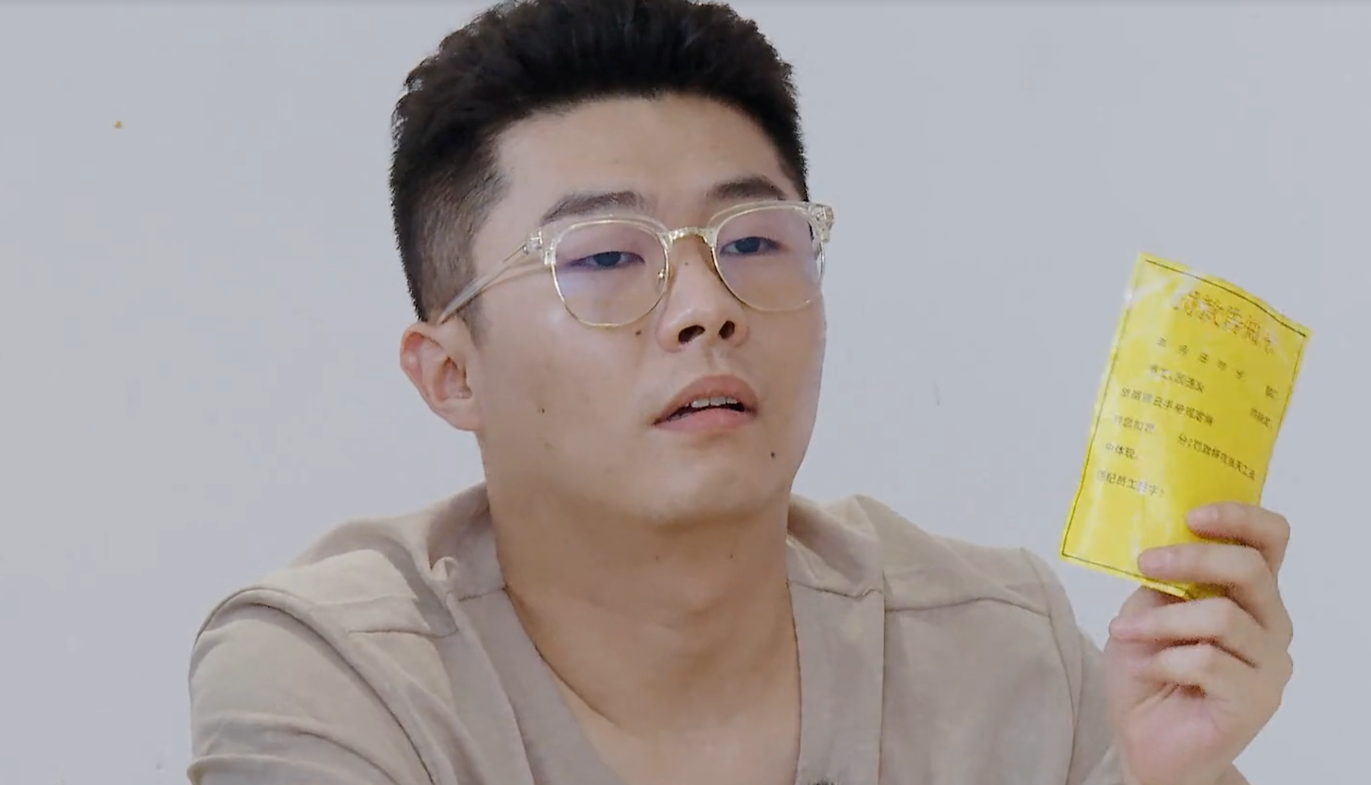 德云社团综周九良闯祸,郭德纲外甥的豪车,在停车场干烧了一天油