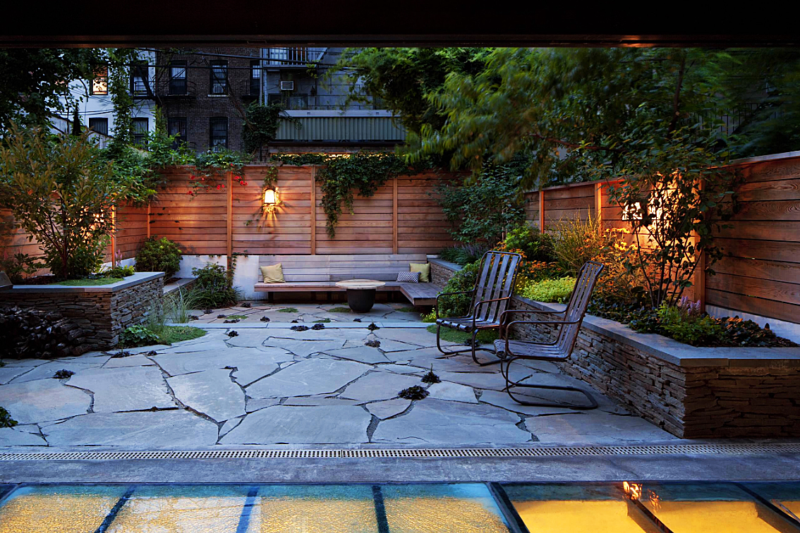 案例一说起青石板大家都不陌生,这是一种非常常见的景观材料石材,造价