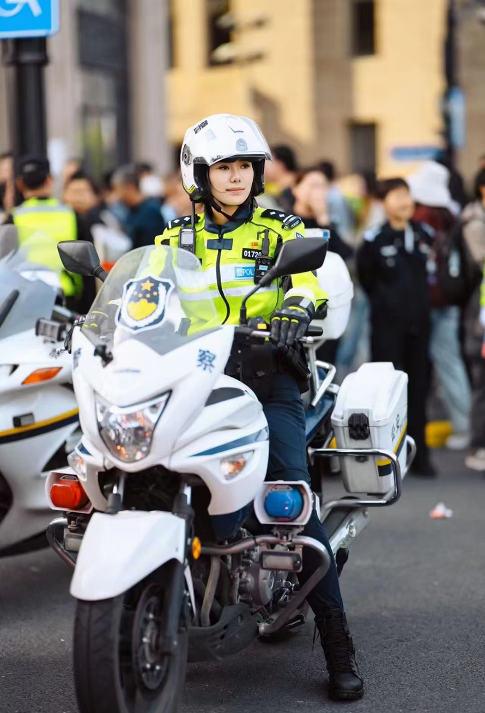 流量与职业间的平衡:"网红警察"的坚守与挑战