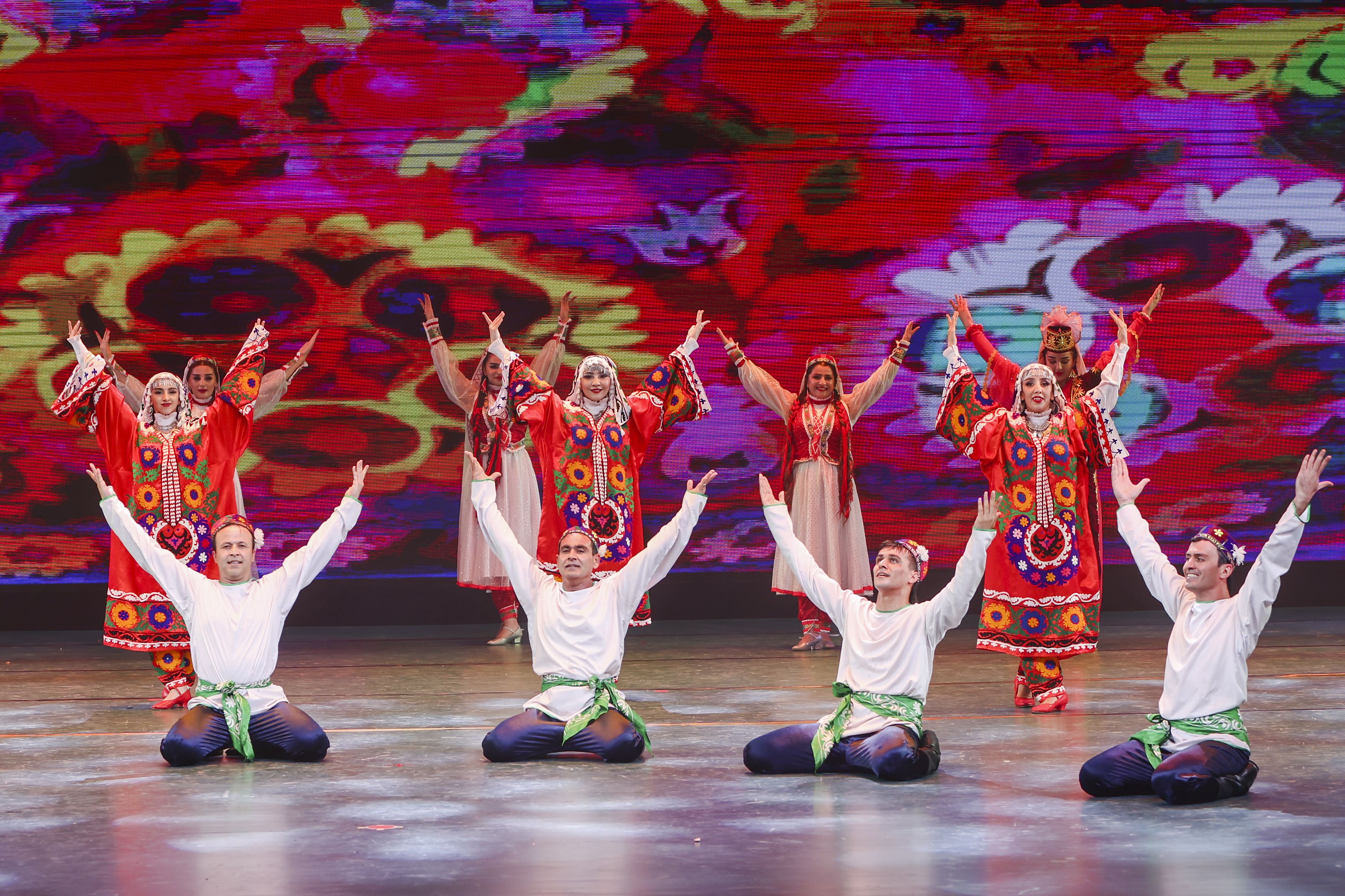 (文化)塔吉克斯坦歌舞晚会《绚丽多姿》在乌鲁木齐上演