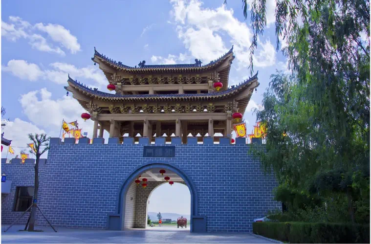 四面城门创意性恢复了古平凉城门,其间道路纵横交织,流水环绕,景点