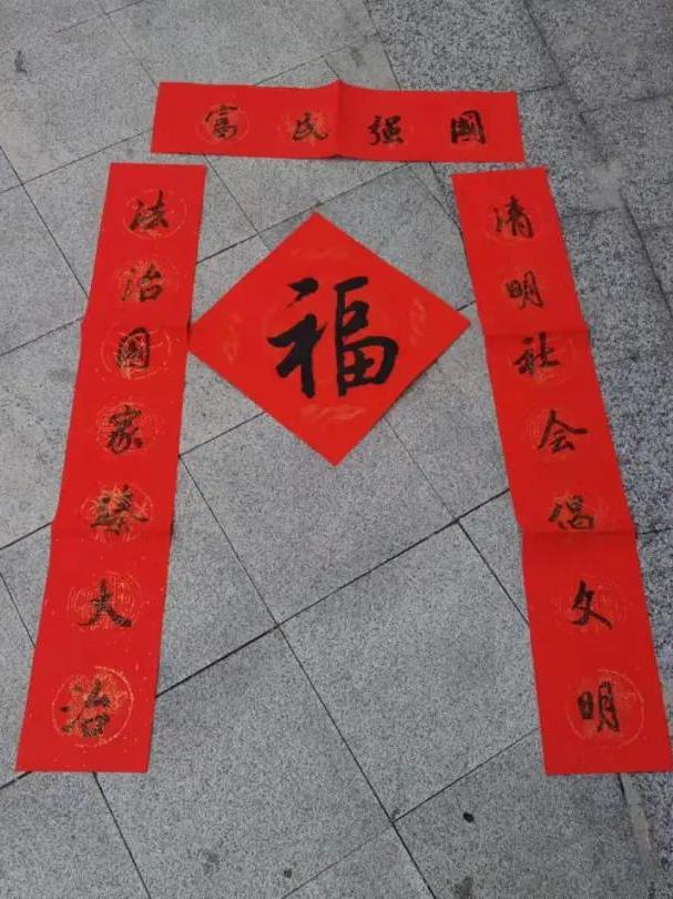 "法治春联"添年味,红红火火过虎年