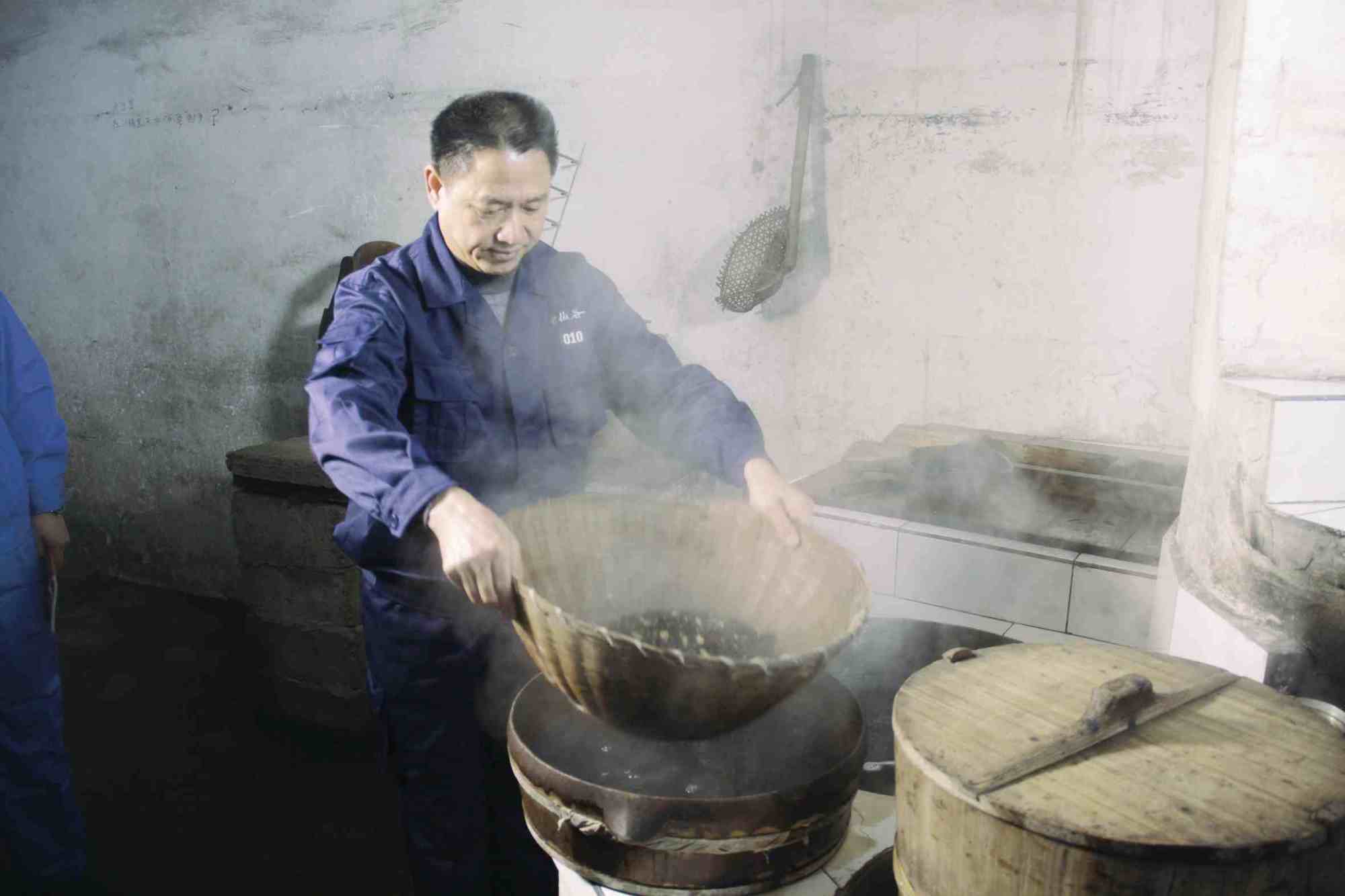 国家级非遗项目"武义寿仙谷中药炮制技艺"代表性传承人李明焱:做中医