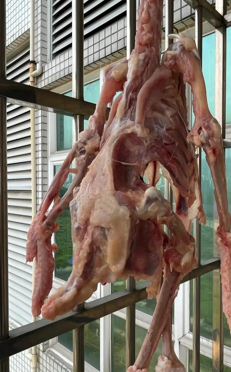 真是个狠人,骨肉分离,这是出于一种什么想法?鸡骨架用来炖汤吗?