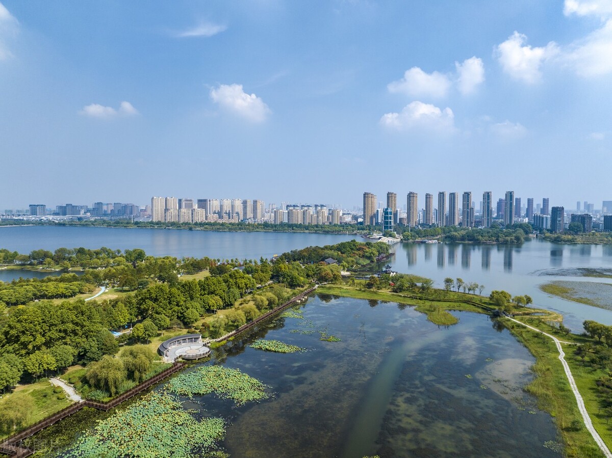 江苏省连云港市东海县西双湖风景区,天蓝水清,秋意渐浓