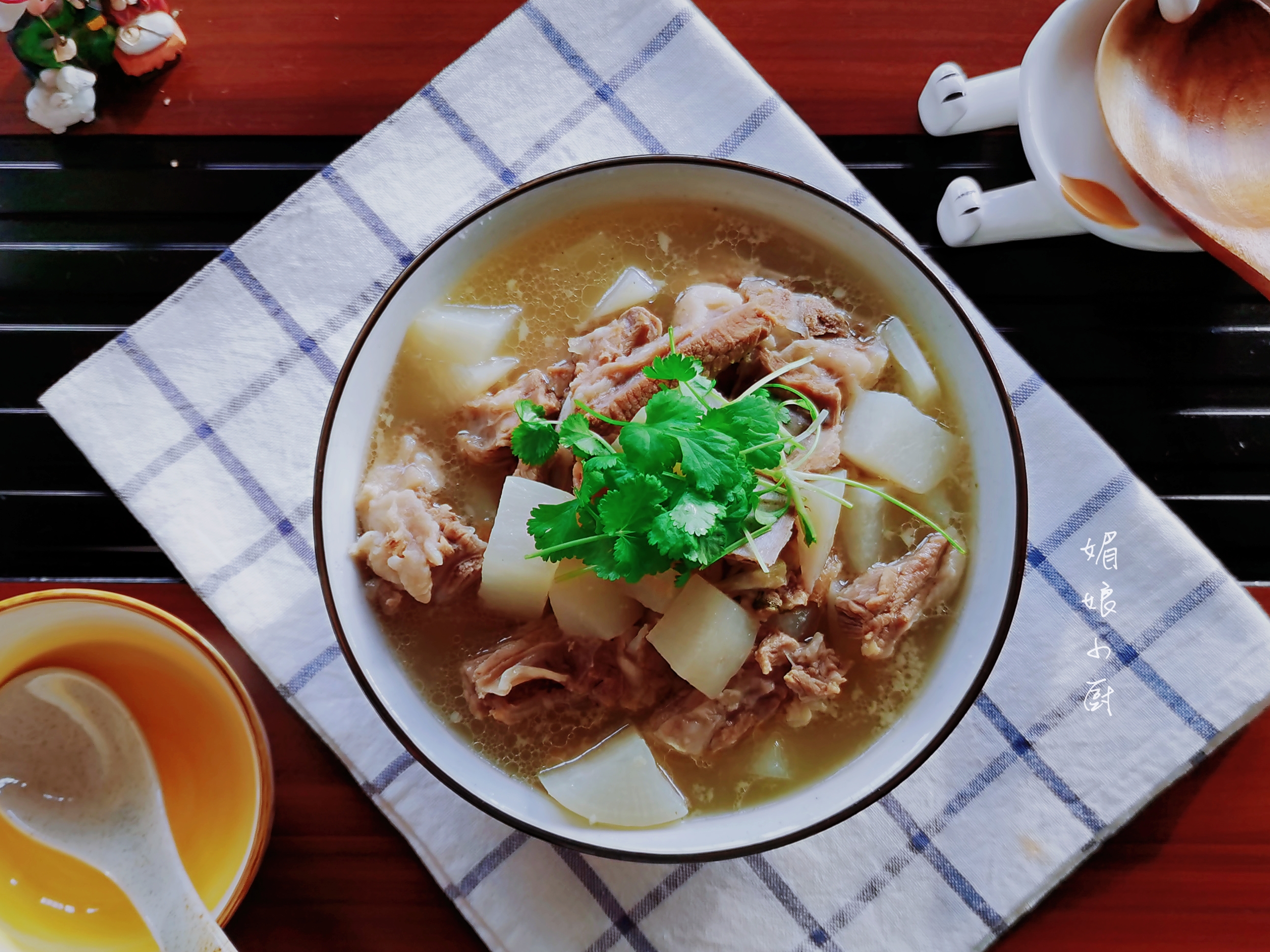 冬天做羊排炖萝卜记得加4样香料就够,汤清鲜美,羊肉香软不膻